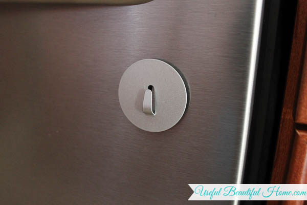 Powerful magnet that holds the clean or dirty printable for the dishwasher.