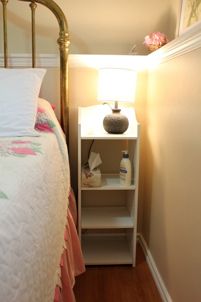 15 Essentials for a Really Cozy Guest Room with free printables at I'm an Organizing Junkie blog